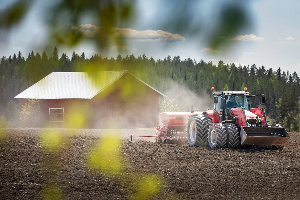 Luomuviljelijä Pasi Nevalainen kylvi puhdaskauraa Valtimon Karhunpään kylässä maanantaina.