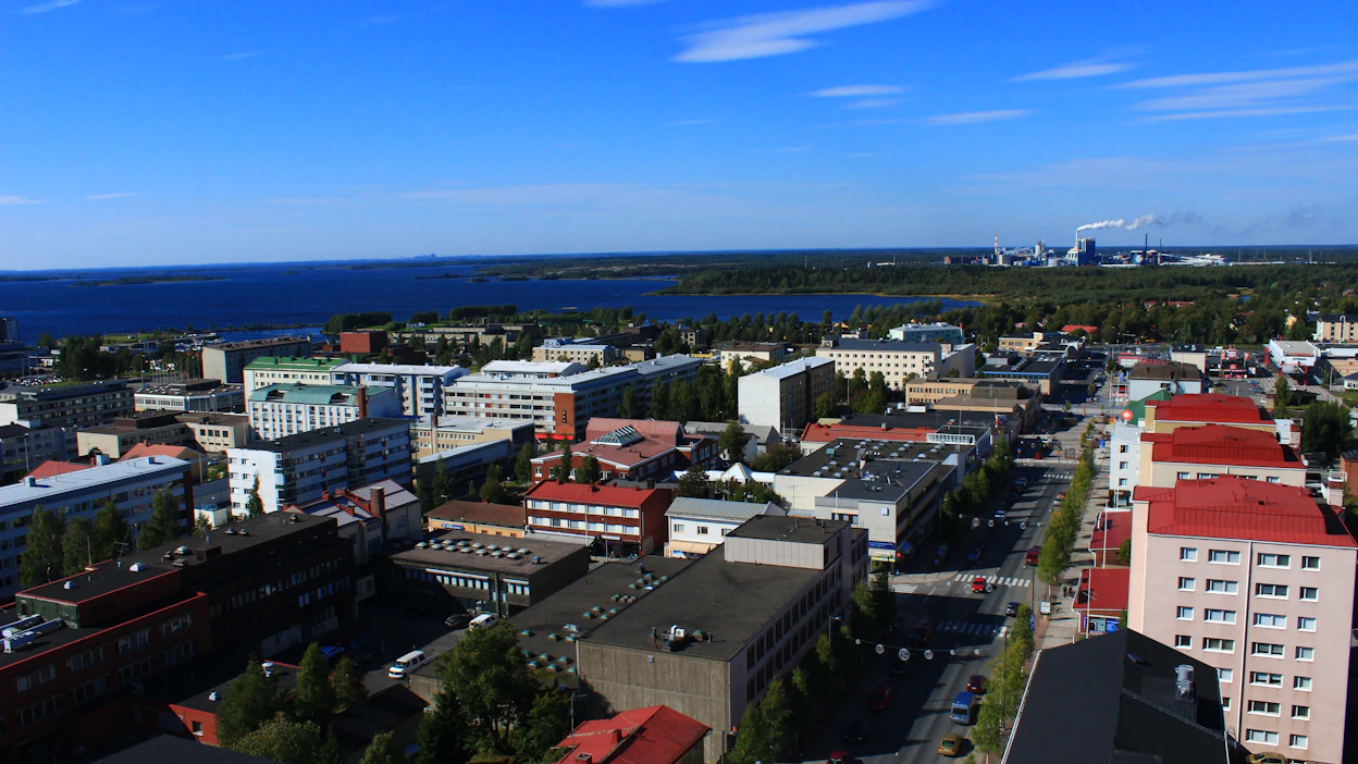 Kuvituskuva Kemin kaupungintalon katolta. Kaupunginhallitus saa maanantaina 3.11. käsiteltäväkseen kolmen kunnan liitoksen valmistelun.