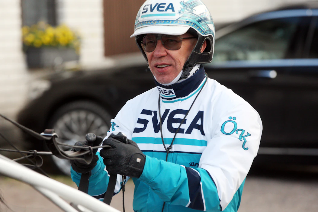Örjan Kihlström hyppää Francesco Zetin rattaille Kungapokalenin finaalissa.
