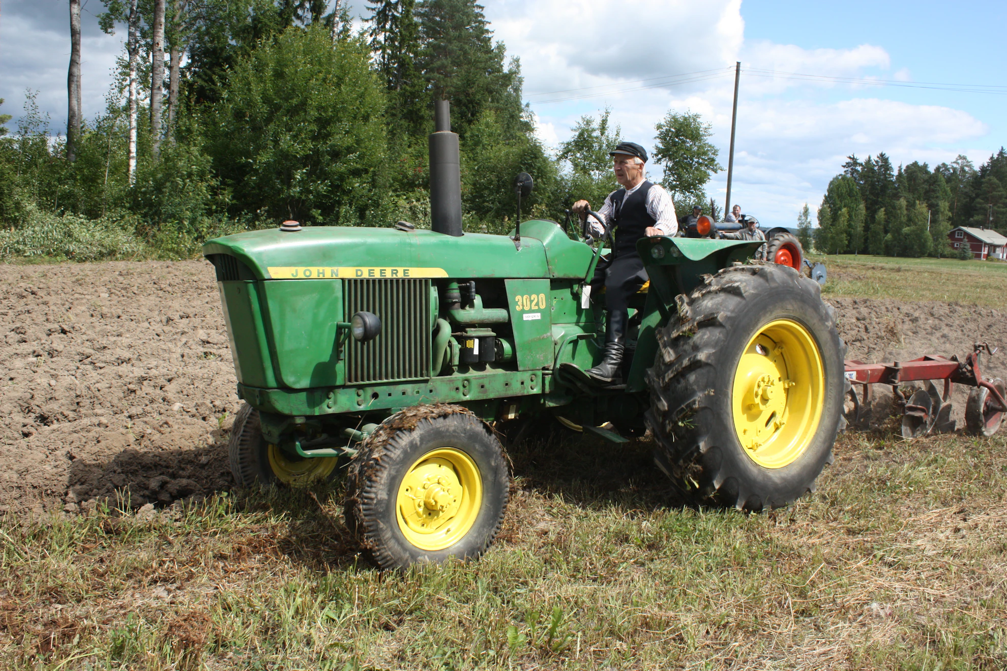 John Deere 3020 -traktoria valmistettiin vuosina 1964-72.