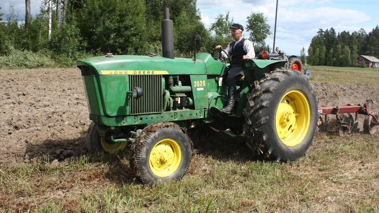 John Deere 3020 -traktoria valmistettiin vuosina 1964-72.
