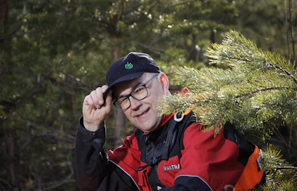 Mikko Tiirola toivoo, ettei metsäteollisuus ala sulkea tehtaita puun hetkellisen niukkuuden takia.
