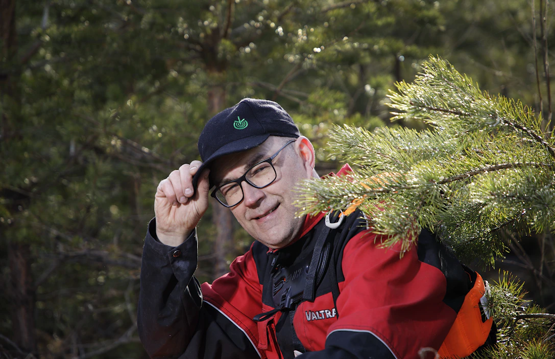 Mikko Tiirola toivoo, ettei metsäteollisuus ala sulkea tehtaita puun hetkellisen niukkuuden takia.