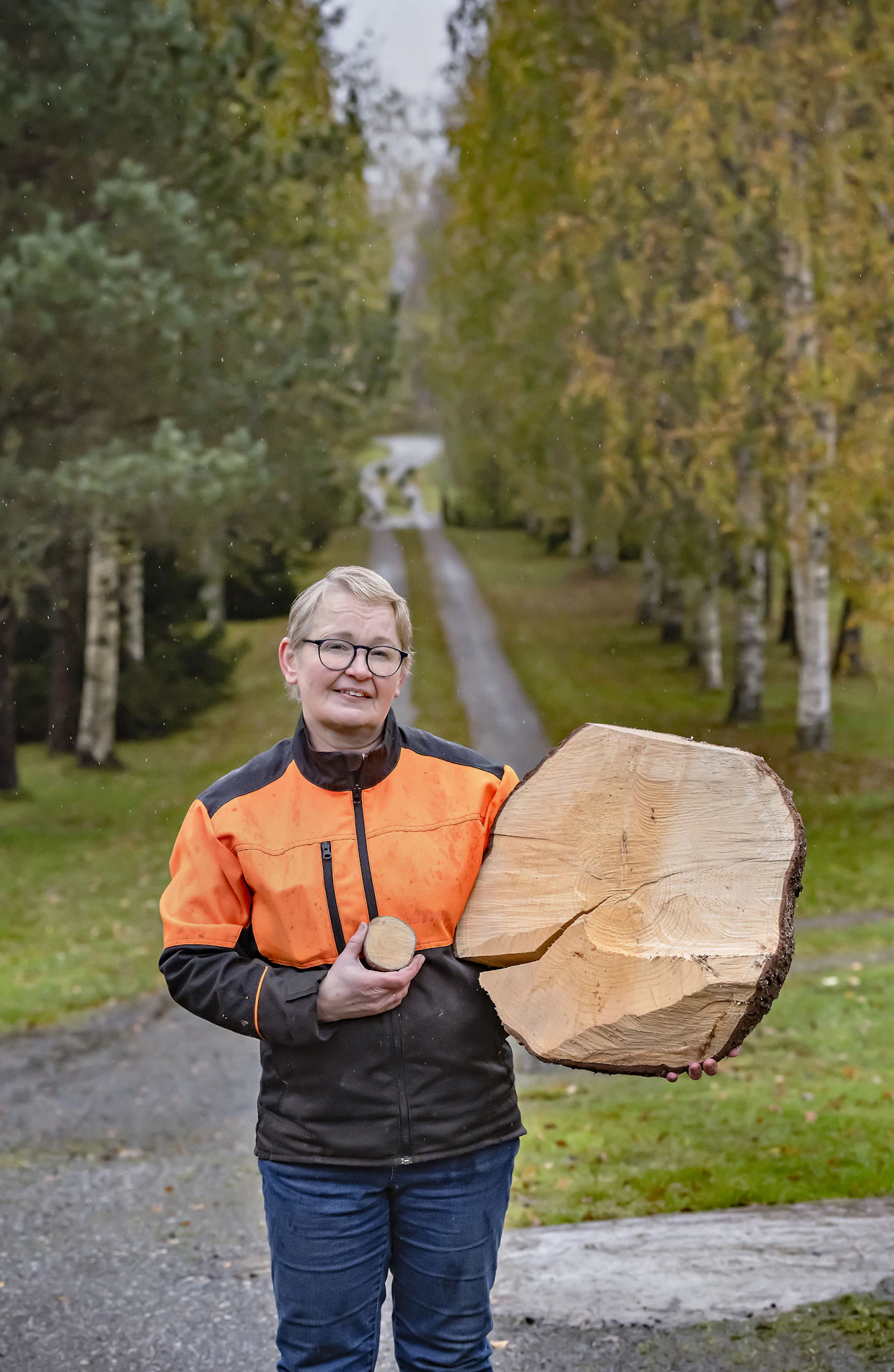Kasvupaikalla on iso merkitys, Tiina Kuisti näyttää. Nämä puut ovat molemmat 60-vuotiaita, jopa samalta lohkolta kaadettuja.