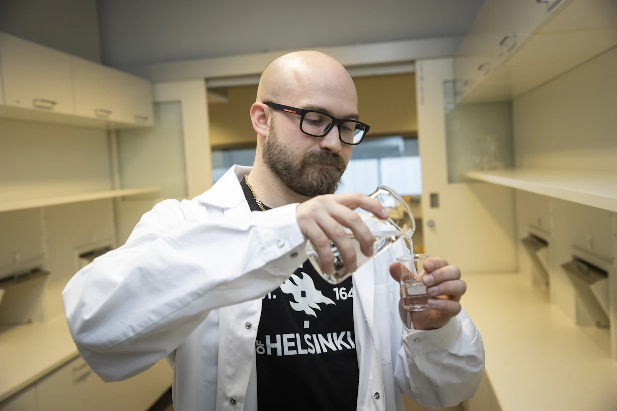 Sulo Roukka sukeltaa tutkimuksellaan syvälle ruokakokemukseen ja aistitoimintojen saloihin. Väitöstutkimukseen osallistui yli 200 tutkittavaa. He pääsivät arvioimaan laboratoriossa nestemäisiä kemotuntonäytteitä.