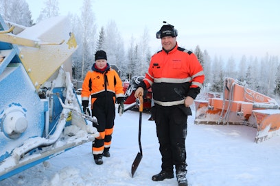 Mika Koskipuisto aloitti traktoriurakoinin heti armeijasta päästyään. Eetu, 12, mielii myös urakointitöihin isän avuksi.
