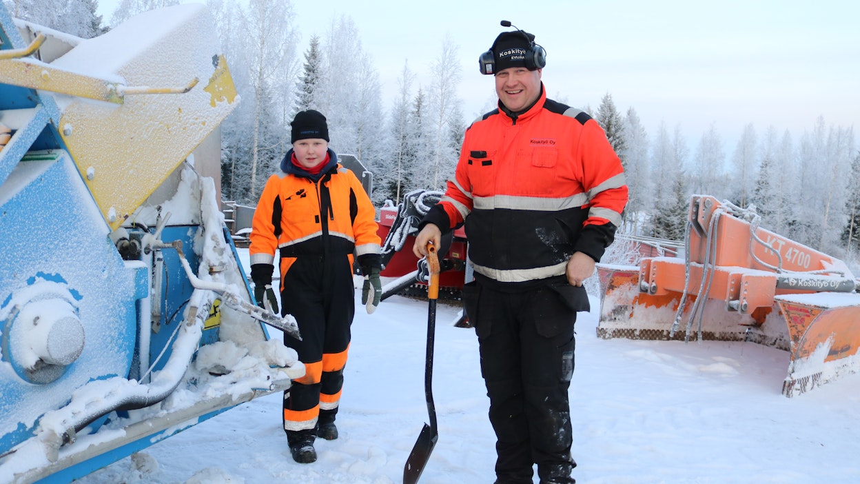 Mika Koskipuisto aloitti traktoriurakoinin heti armeijasta päästyään. Eetu, 12, mielii myös urakointitöihin isän avuksi.