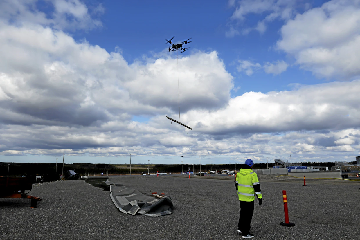 Droneja voidaan käyttää siviilitarkoituksissa myös tavaroiden kuljetukseen. Kuvan mallin kantokyky on 40 kiloa. Lasti lasketaan maahan vinssin avulla. Täydellä kuormalla kantomatka on 16 kilometriä.