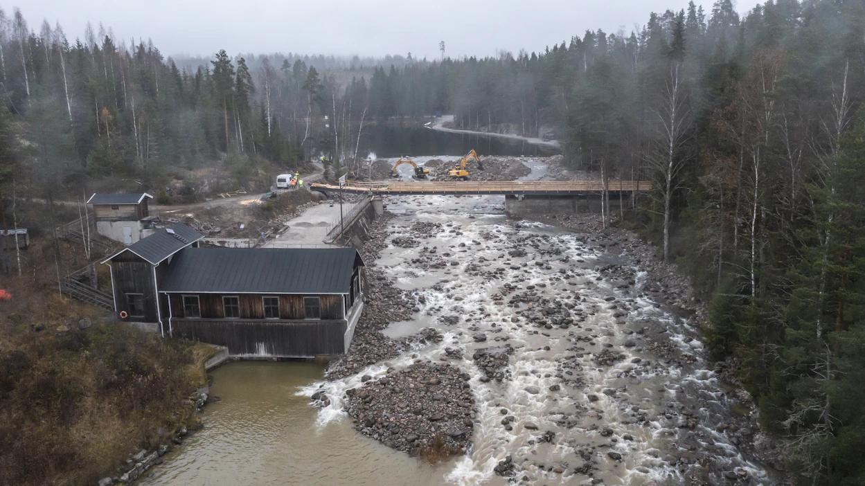 Lahnasenkosken vesivoimapato purettiin tänä syksynä ja lokakuussa koskiympäristöä muokattiin kaloille sopivaksi sekä ympäristöä ulkoilijoille.