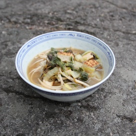 Misotahna ja sienet antavat liemeen upean maun. Voit lisätä keittoon tofun sijasta myös mitä tahansa muuta proteiinia.