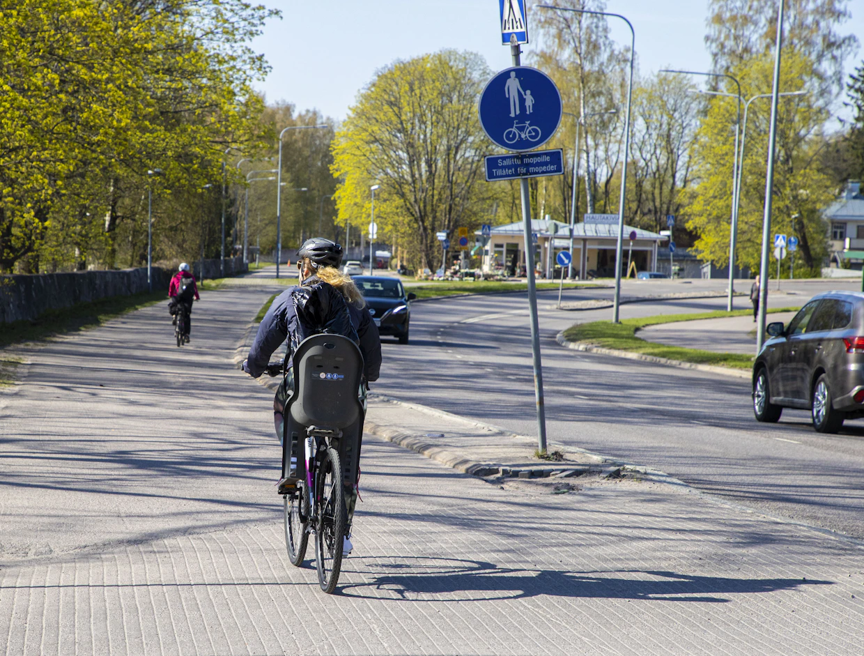 Taajamassa kevyen liikenteen väyliä joudutaan rakentamaan myös yksityiselle maalle.