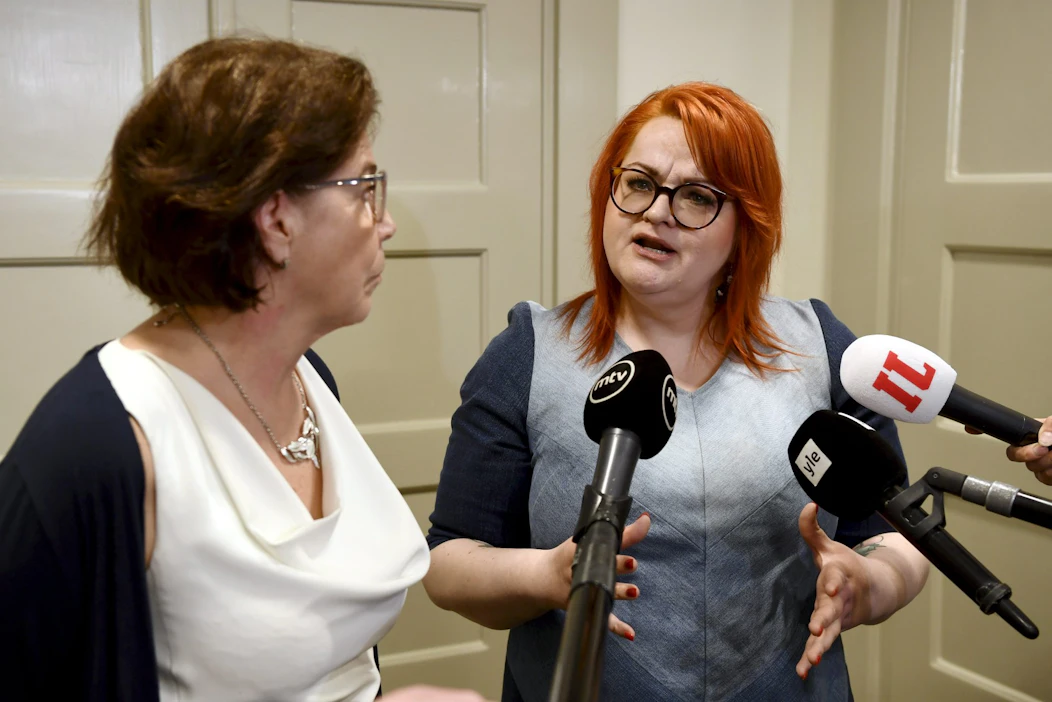 Superin Silja Paavola (vas.) ja Tehyn Millariikka Rytkönen kertoivat järjestöjen aloittavan joukkoirtisanoutumisten valmistelun.