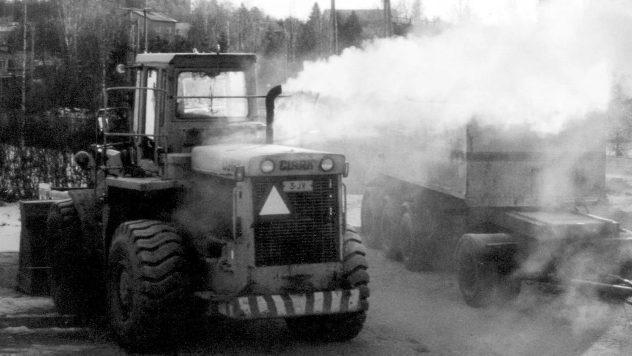 Kylmässä mottorissa palaminen on epätäydellistä ja tuloksena on vaalea savu. Siihen liitty aldehydeistä johtuva kitkerä haju.