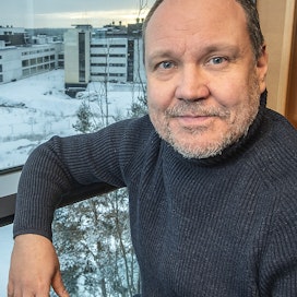 Etelä-Pohjanmaan hyvinvointialueen johtaja Tero Järvinen taustallaan Seinäjoen keskussairaalan rakennuksia.