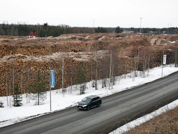 Rovaniemen raakapuuterminaali oli viime viikolla ääriään myöten täynnä puuta Kemin jättitehtaan seisokin vuoksi.