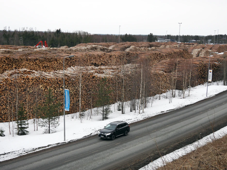 Rovaniemen raakapuuterminaali oli viime viikolla ääriään myöten täynnä puuta Kemin jättitehtaan seisokin vuoksi.