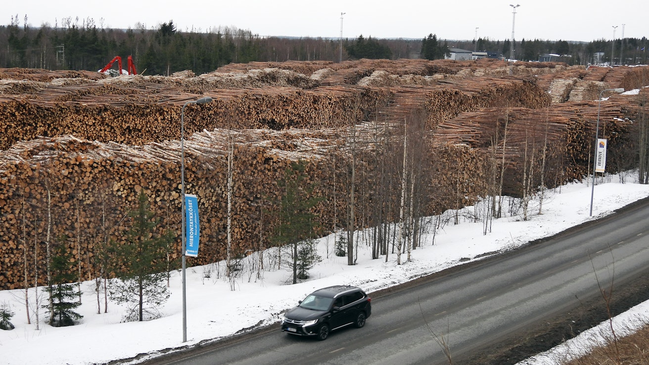 Rovaniemen raakapuuterminaali oli viime viikolla ääriään myöten täynnä puuta Kemin jättitehtaan seisokin vuoksi.