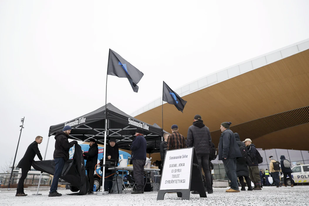 Ääiroikeistolaisen Sinimusta pystytti kojun Oodin edustalle itsenäisyyspäivänä. LEHTIKUVA / Seppo Samuli.