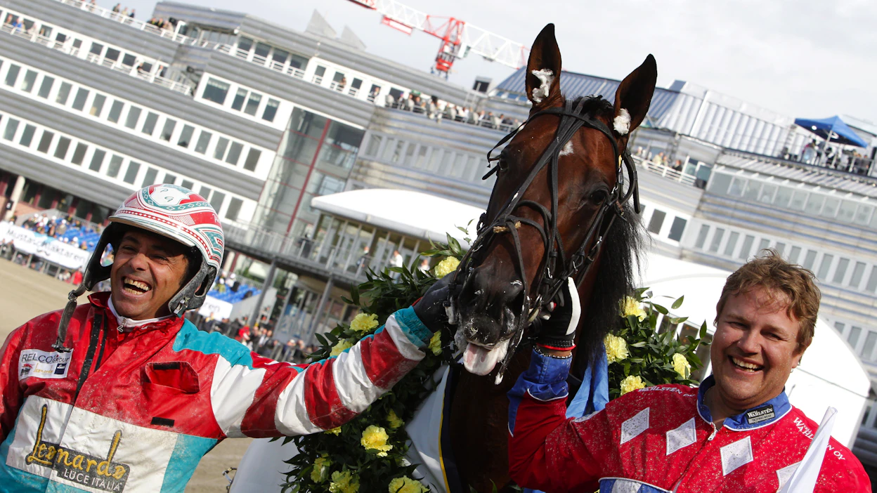 Pietro Gubellini ja Harri Rantanen juhlivat Irving Rivarcon Sweden Cupin voittoa Solvallassa vuoden 2010 Elitloppet-lauantaina.