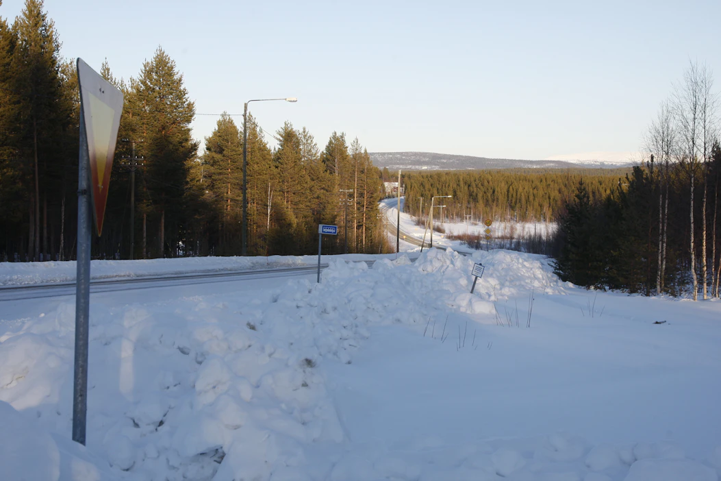 Päivällä sumut hälvenevät ja aurinko näyttäytyy aivan etelässä sekä toisaalta pohjoisessa.