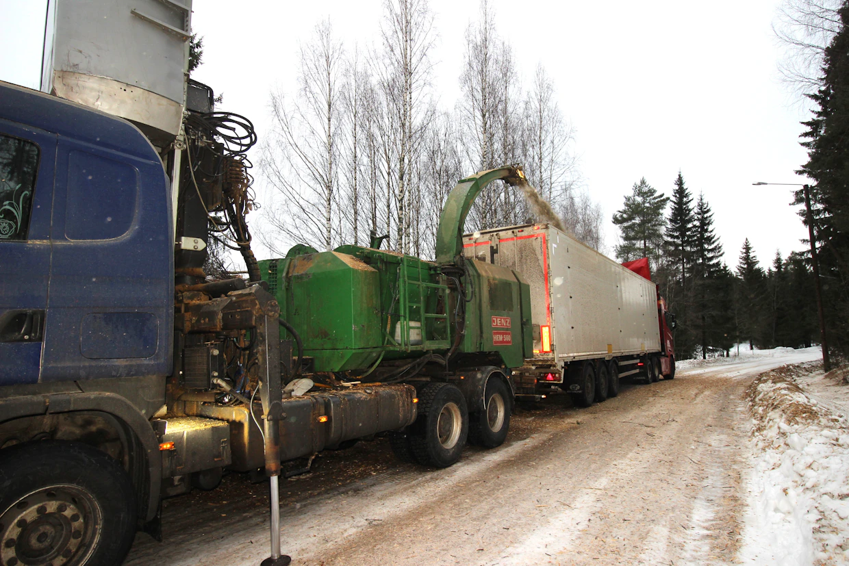 Kuorma-auton alustalle rakennetun uuden hakkurin hinta liikkuu miljoonaluokassa.