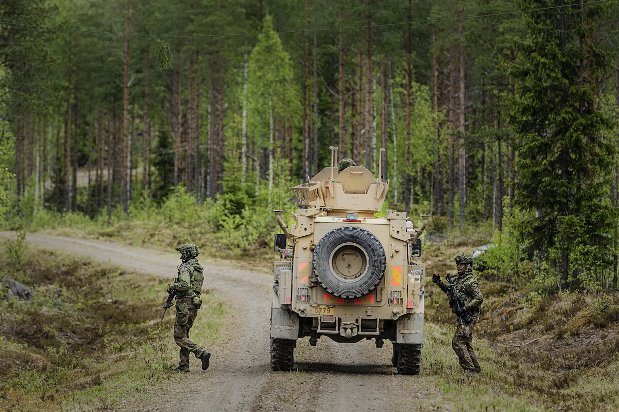 Kansainvälistä puolustusyhteistyötä harjoitellaan Suomessa säännöllisesti. Kuva Kuhmossa toukokuussa järjestetystä harjoituksesta.