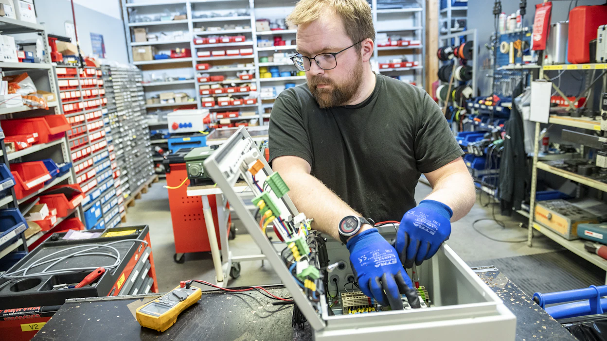 Asentaja Hannu Vihro Hollolan Sähköautomatiikka Oy:stä kasaa ja testaa varavoimakoneen ohjauskeskusta. Laitteiden kysyntä on kasvanut roimasti tämän vuoden aikana.