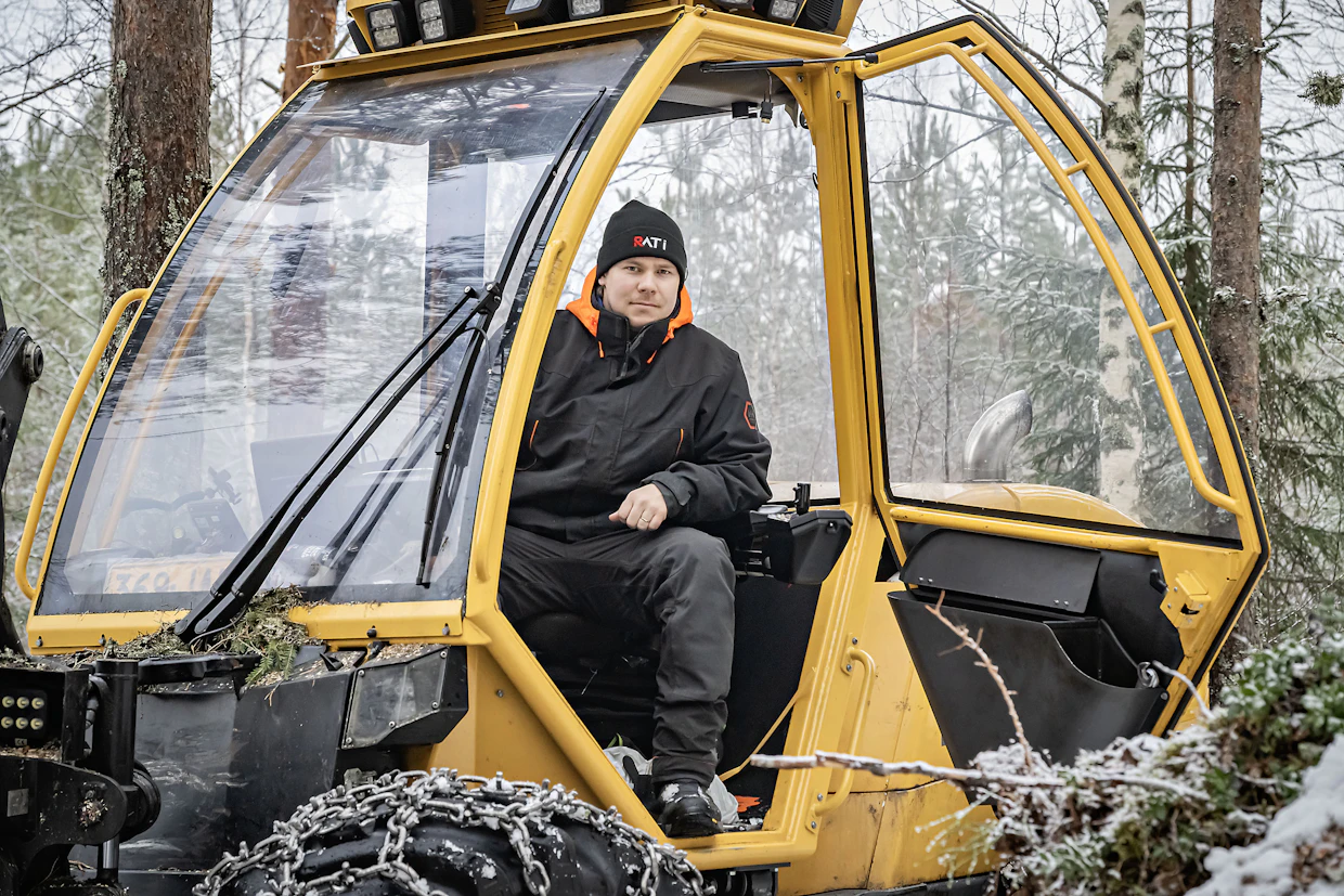 Daniel Björkenheim korjaa tuulenkaatoja tilan pienellä harvennusharvesterilla.