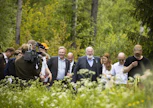 EU-komissaari Frans Timmermans (keskellä) vieraili jo kesäkuun alussa Suomessa. EU-päättäjien perehdytys jatkui nyt Ruotsissa.