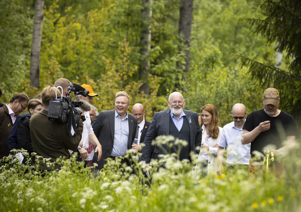 EU-komissaari Frans Timmermans (keskellä) vieraili jo kesäkuun alussa Suomessa. EU-päättäjien perehdytys jatkui nyt Ruotsissa.