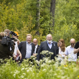 Keskustelu sipoolaisessa metsässä sujui hyvässä hengessä. Kuvassa keskellä hymyilevät Antti Kurvinen (vas.) ja Frans Timmermans.