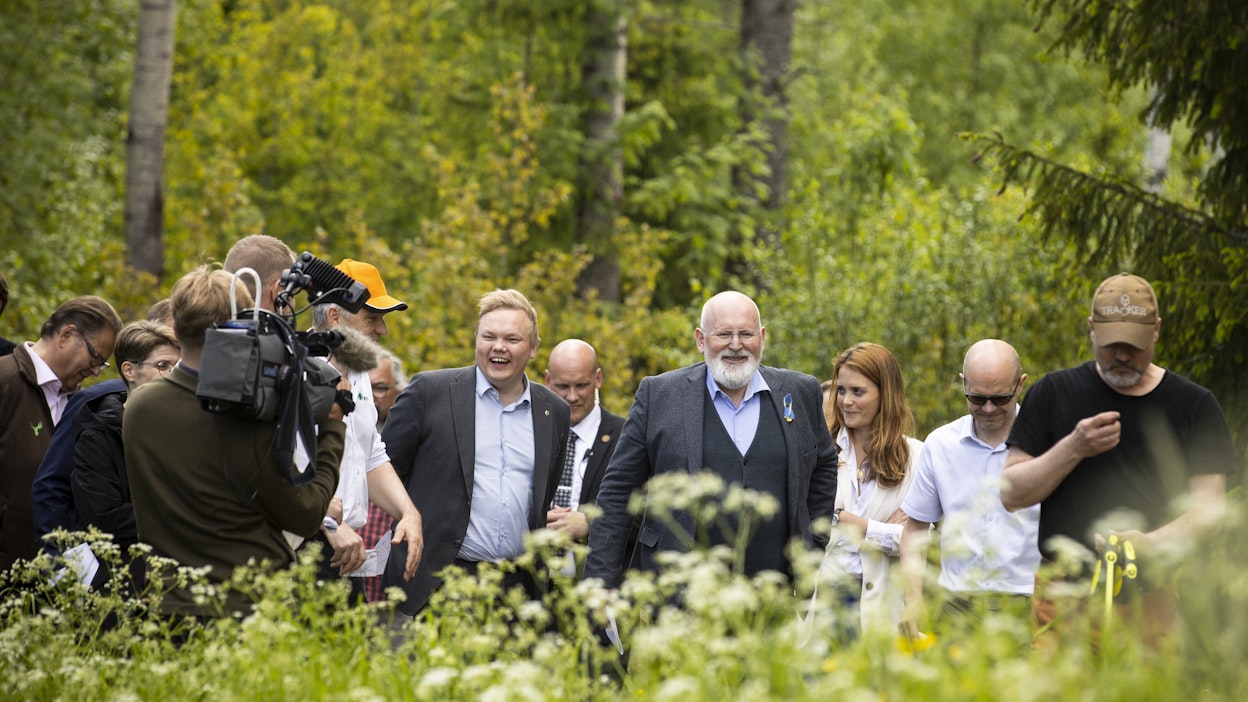 EU-komissaari Frans Timmermans (keskellä) vieraili jo kesäkuun alussa Suomessa. EU-päättäjien perehdytys jatkui nyt Ruotsissa.
