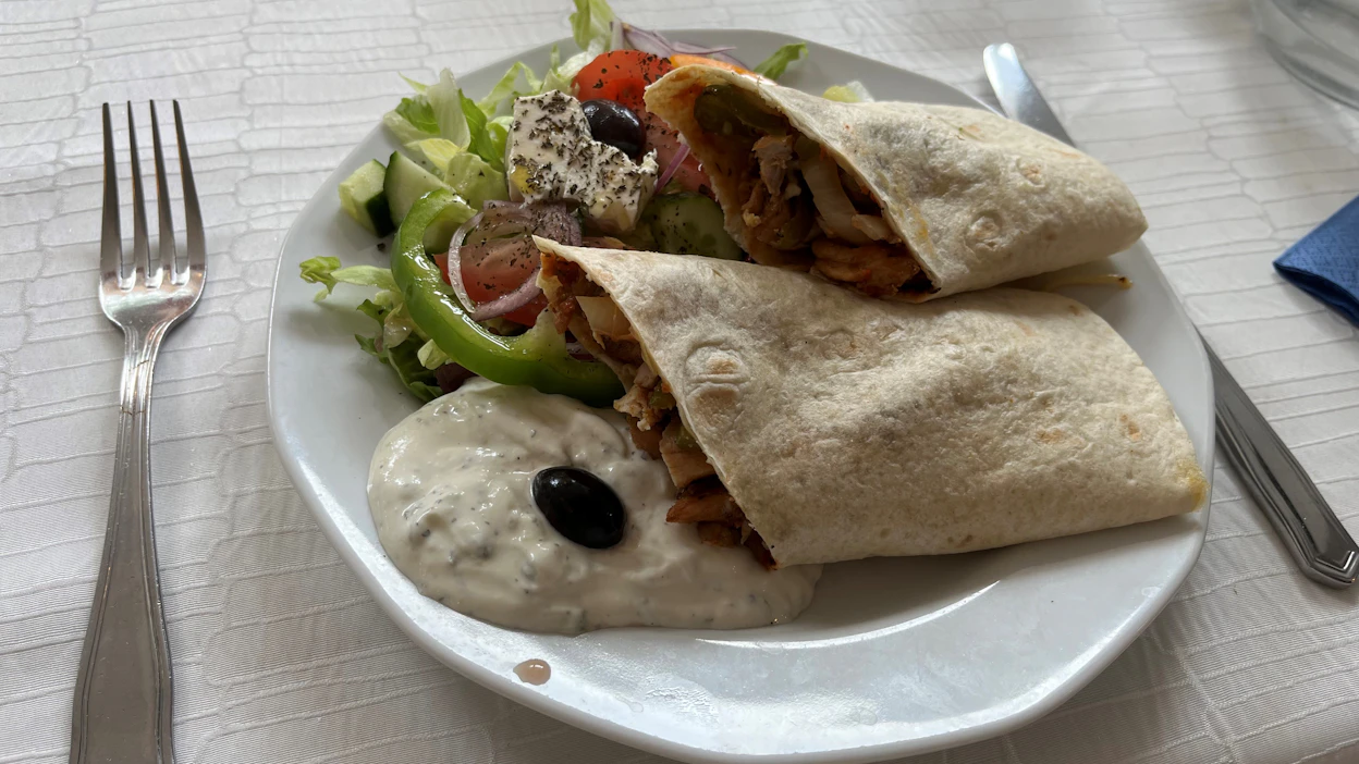 Skepasti on burriton tapainen rulla, joka tarjoillaan salaatin ja tzatzikin kanssa.
