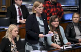 Kaisa Juuso näkee ensimmäisen sairauslomapäivän palkattomuuden ongelmallisena nimenomaan hoitoalalle. Kuva huhtikuulta eduskunnasta. LEHTIKUVA / HEIKKI SAUKKOMAA.