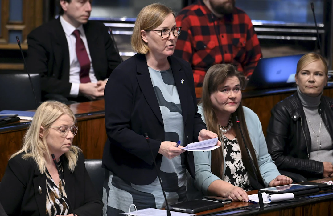 Kaisa Juuso näkee ensimmäisen sairauslomapäivän palkattomuuden ongelmallisena nimenomaan hoitoalalle. Kuva huhtikuulta eduskunnasta. LEHTIKUVA / HEIKKI SAUKKOMAA.