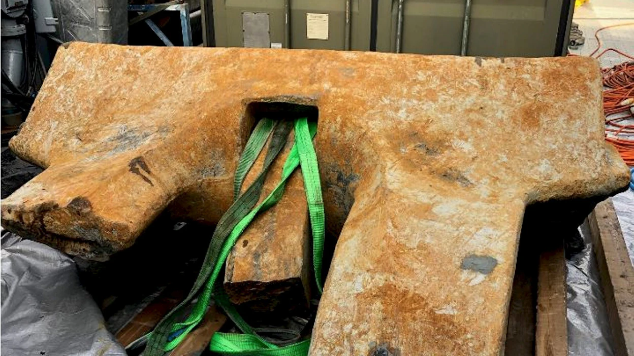 Poliisin kuva Balticconnector-kaasuputken läheltä löytyneestä laivan ankkurista KRP:n, Rajavartiolaitoksen ja Merivoimien yhteisessä tiedotustilaisuudessa. LEHTIKUVA / Handout / Anna Rantanen / KRP.
