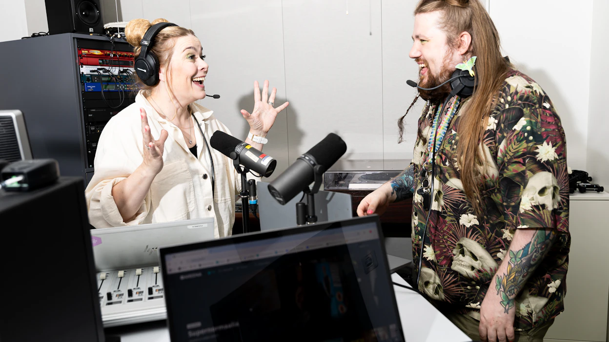 Pauliina Puurila juontaa Yle Radio Suomen aamulähetystä Tampereelta ja Tuukka Tervonen on Ylen kirjoittava toimittaja Jyväskylästä. He juttelevat jokaisessa Suomijutut-podcastin 20–30 minuutin jaksossa 3–5 mielenkiintoisesta paikallisuutisesta.