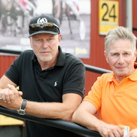 Tässä Jubileumspokalenin päivänä Solvallassa poseeraavat Timo Nurmos ja Jorma Kontio nousivat heti Derbyjen karsintaillan alkajaisiksi Jägersrossa esille.