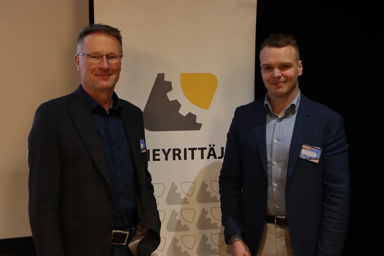 Antti Asikainen (vas.) ja Tuomas Niinistö tietävät metsähakkeen olevan erinomainen polttoaine niin sähkön kuin lämmönkin tuotannossa.