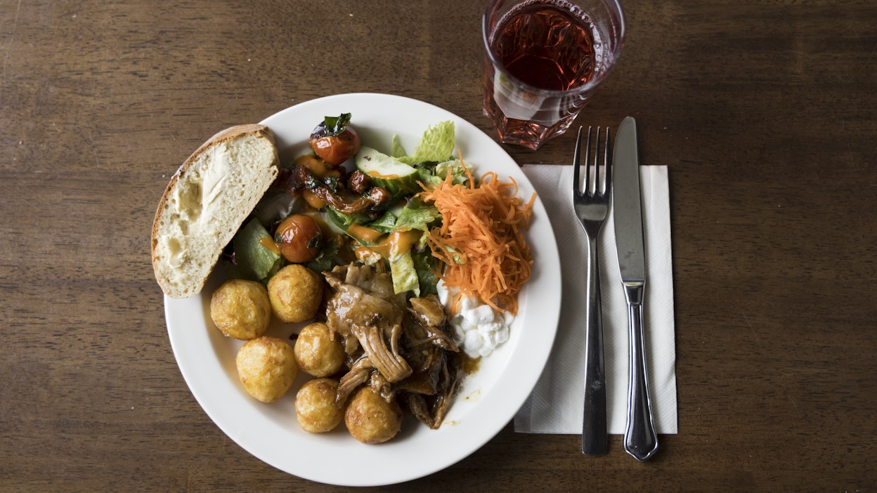 Tuhti lounas nyhtöpossuineen ja frittiperunoineen vie nälän pitkäksi aikaa.