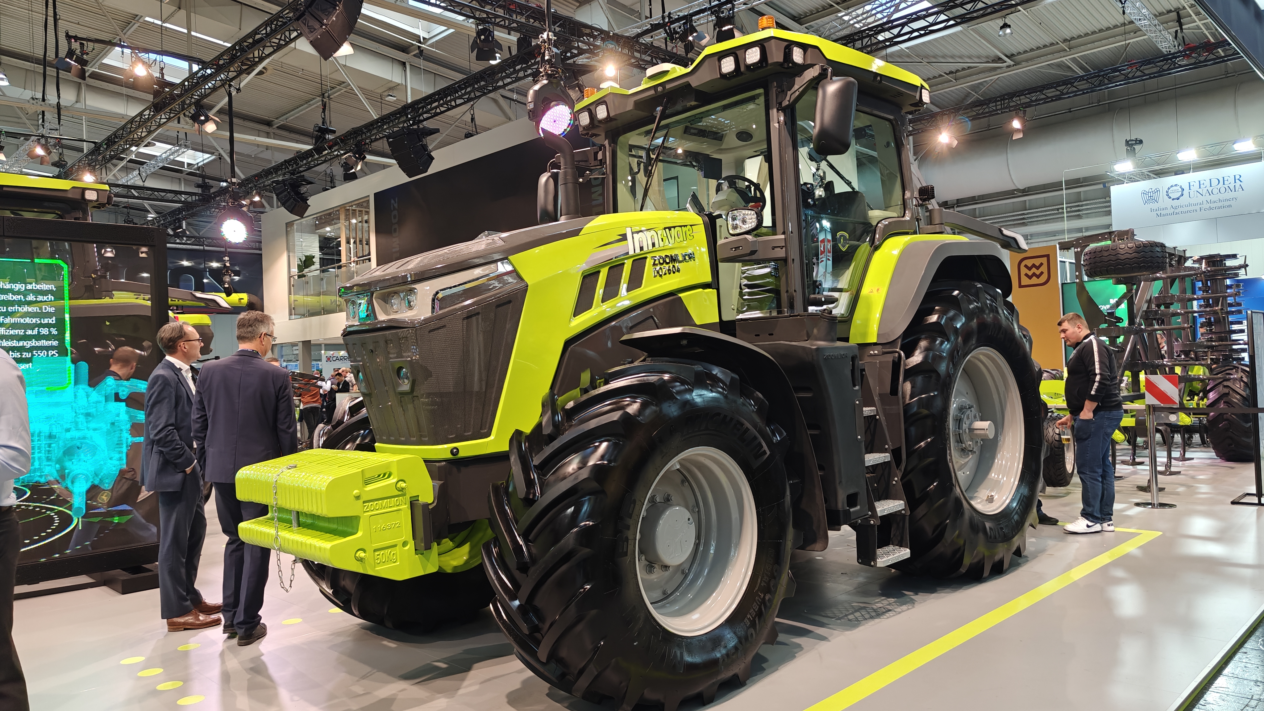 Kiinalaisen Zoomlionin hybriditraktori on esillä Hannoverissa järjestettävillä Agritechnica-messuilla. 
