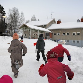 Liikunnan lisääminen kouluissa on hyvä asia, mutta varsinaisen kipinän liikuntaan lapset saavat Tuula Väyrysen mielestä kotoa.