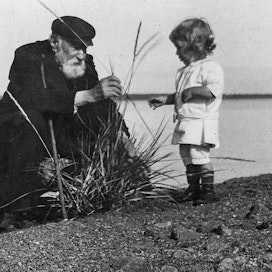 Taiteilija otti kuvan isästään Niclas Simbergistä ja pojastaan Tomista Niemenlautan rannalla vuonna 1913.