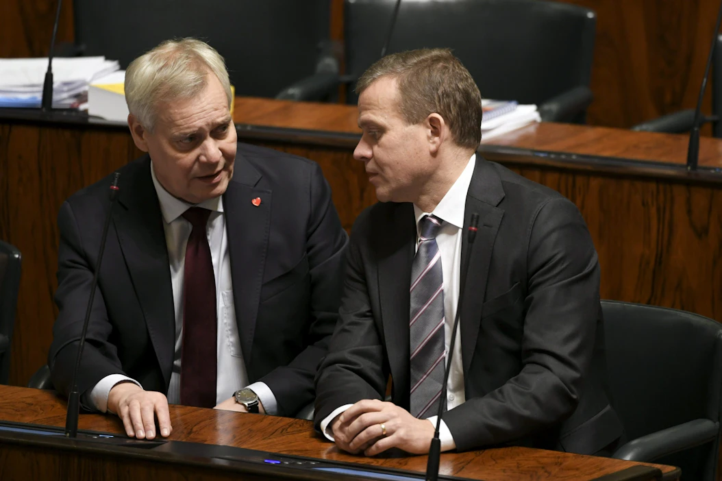 Neuvotteluita johtava Petteri Orpo (kok.) on sanonut pyrkivänsä siihen, että hallitus voisi aloittaa toimintansa kesäkuun alussa tai viimeistään juhannuksena. SDP:n entinen puheejohtaja ja entinen pääministeri Antti Rinne (vasemmalla) ja Petteri Orpo keskustelivat eduskunnan täysistunnossa marraskuussa 2019. LEHTIKUVA / MARKKU ULANDER.