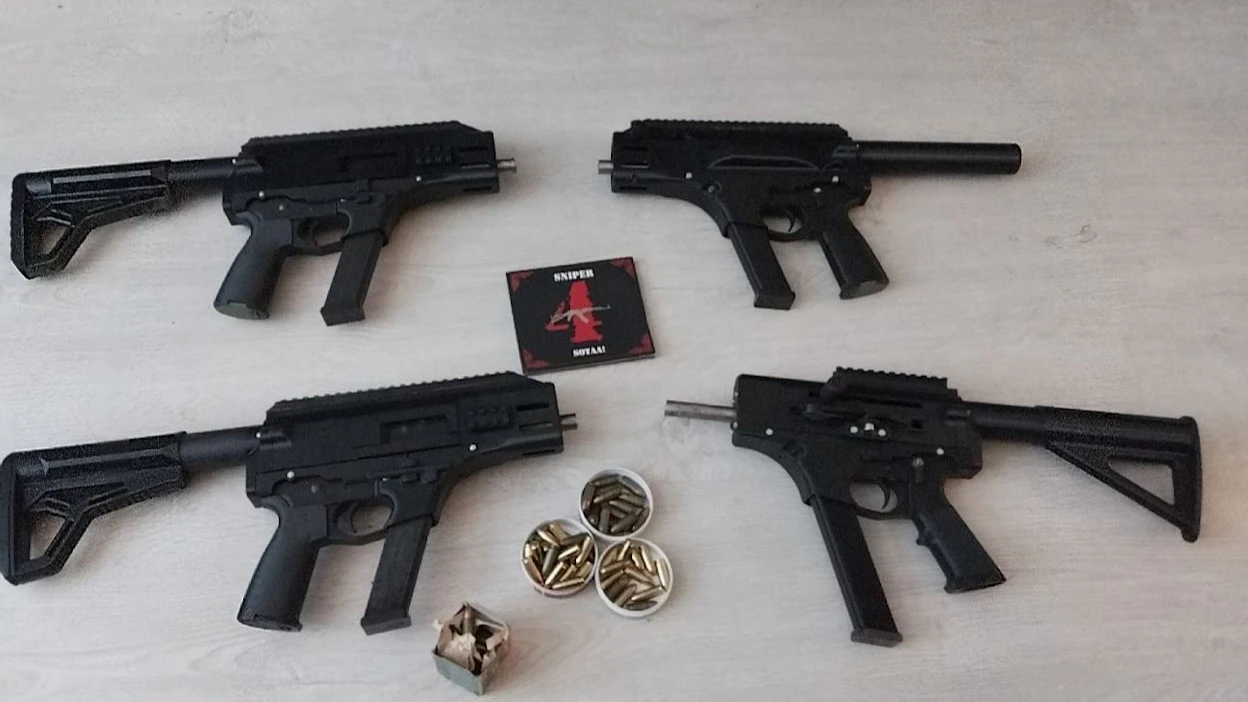 Poliisi takavarikoi neljä 3D-tulostettua ampuma-asetta, useita 3D-tulostettuja aseiden osia sekä yli 1 500 valmistettuihin aseisiin sopivaa patruunaa. LEHTIKUVA/handout/ANNA RANTANEN/KRP.