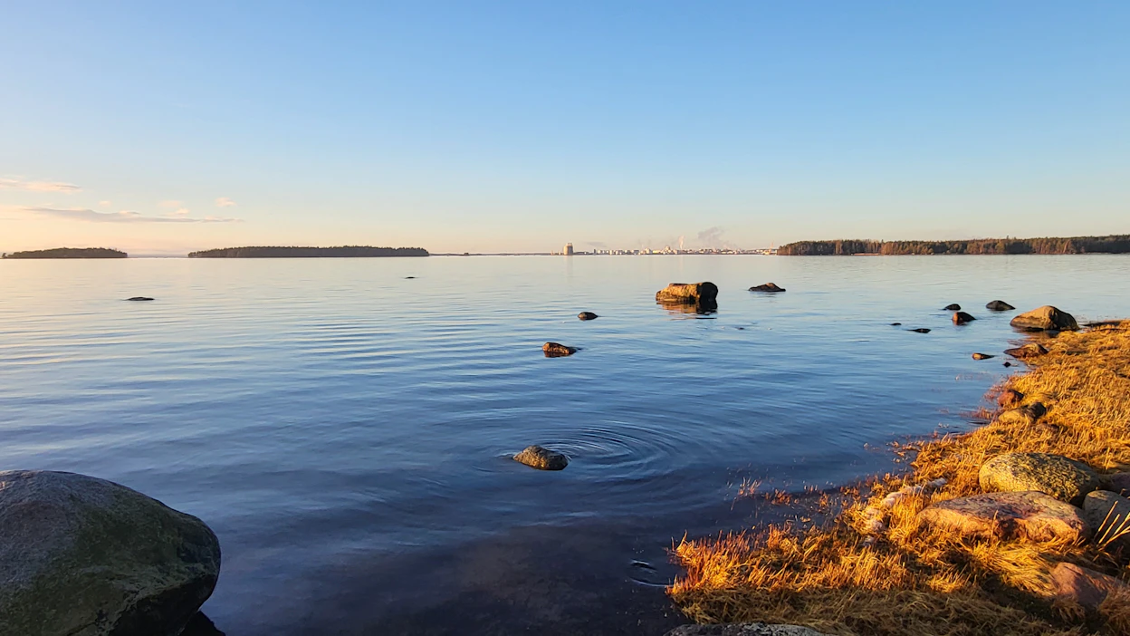 Outi Lankia on käynyt kuvaamassa joulukuun lopussa merialuetta, jonne Haminan akkumateriaalitehtaan jätevedet näillä näkymin lasketaan. Lankian mukaan merialue kärsii jo happikadosta ja rehevöittävä sulfaattikuorma pahentaisi tilannetta.