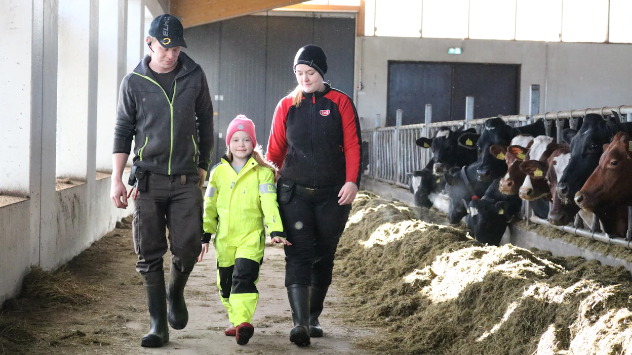 Jylhän tilalla panostetaan omaan ammattitaitoon ja sen kehittämiseen. Niko harjoittaa työnsä ohella kyläsepän taitoja ja Jenna on hankkinut tilasiemennysluvan. Hyvänä apuemäntänä toimii pikku-Elli.