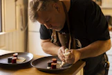 Kun Pertti Kärppä kokkailee, häneltä saattaa kulua pelkästään kastikkeen valmistukseen useita tunteja.