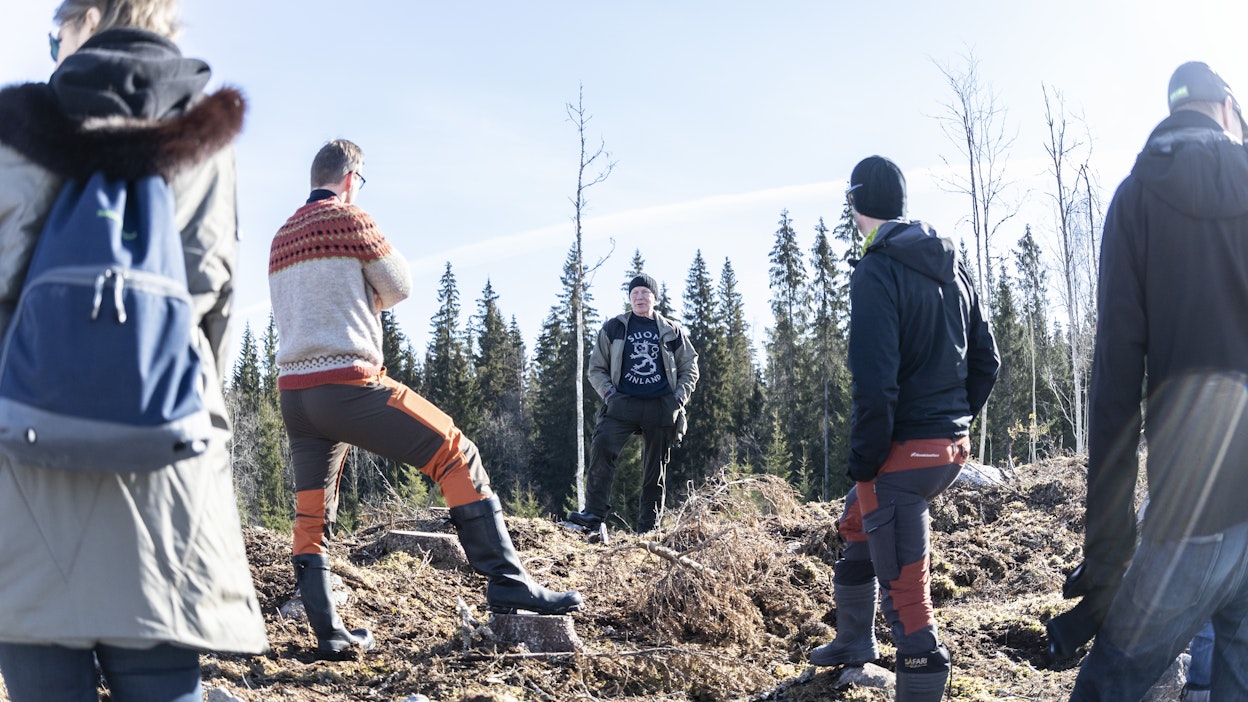 Metsätalousyrittäjä Matti Äijö (keskellä) on järjestänyt metsäkeskuksen Metsien hiilinielu kasvuun Pirkanmaalla -hankkeen kanssa tänä keväänä useita metsänhoitoa esitteleviä retkeilyjä.