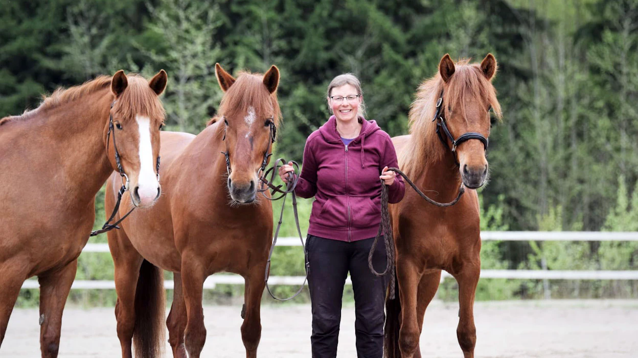 Johtamiskoulutuksen antiin tyytyväinen Saajan tallin yrittäjä Laura Kajanto on kuvassa kolmen polven suomenhevoskasvattiensa Meri Tomeran, Aava Eloisan ja Eevi Iloisan kanssa.